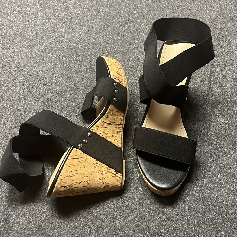 Black wraparound Wedges